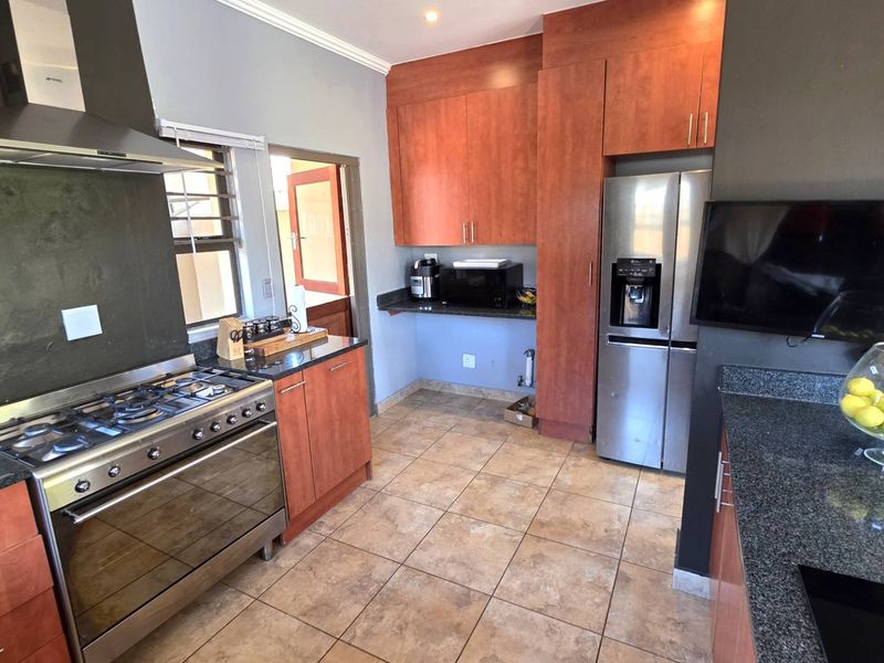 4 Bedroom 3.5 Bathroom Double Storey Family Home in Leloko - Photo 9