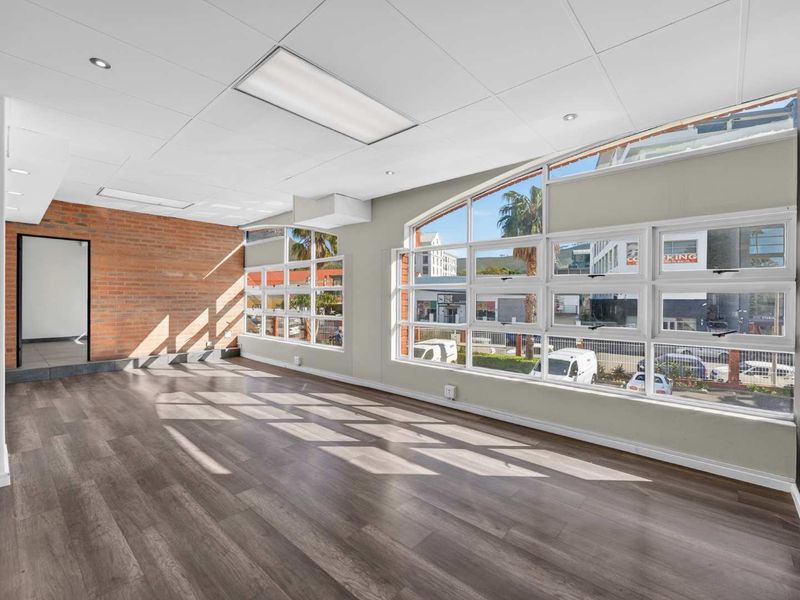 Bright 160m2 Office Space To Let in Roeland Square | Gardens | Excellent Natural Light & Exposure - Photo 6