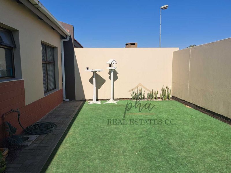 Modern, very neat 2 bedr Townhouse with spacious courtyard for sale in Walvis Bay - Photo 2