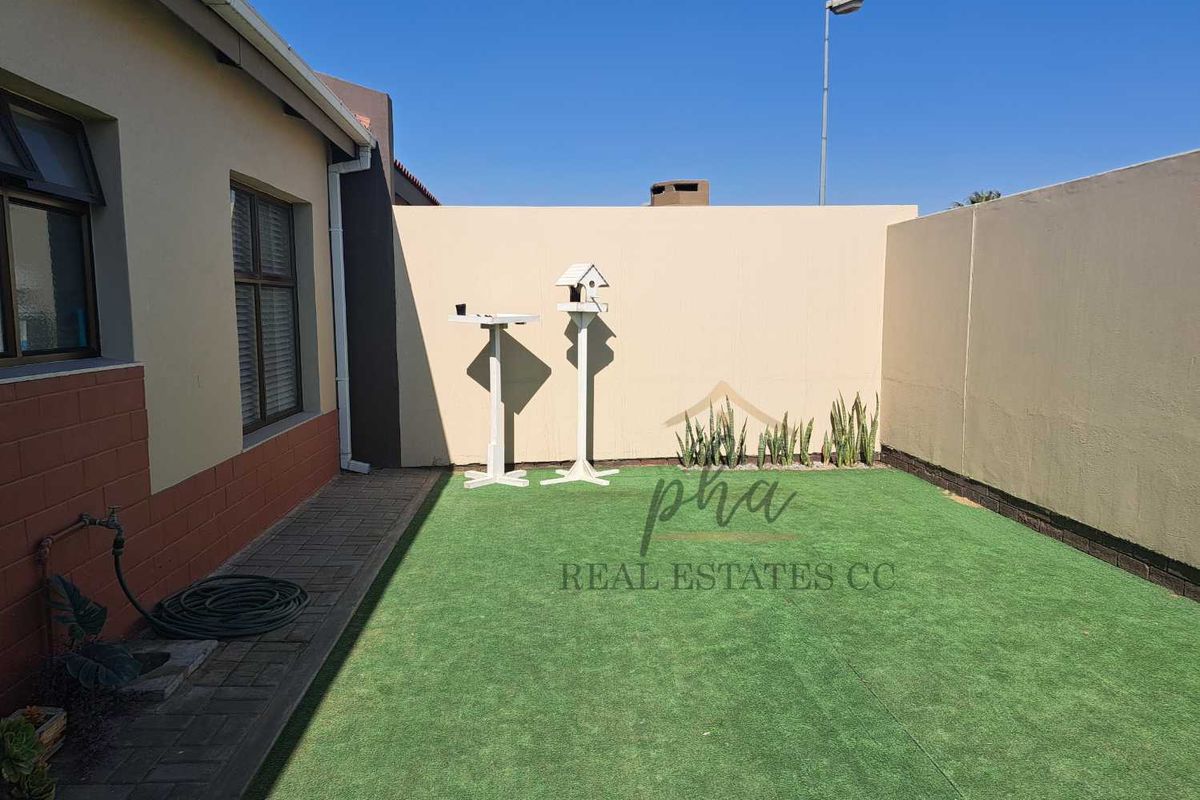 Modern, very neat 2 bedr Townhouse with spacious courtyard for sale in Walvis Bay - Photo 2