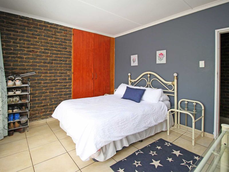 Modern Facebrick 4-Bedroom Gem with Pool, Back up water system and lots of space - Photo 9