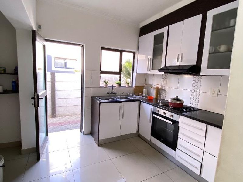 5 Bedroom House For Sale – Cimbebasia - Photo 2