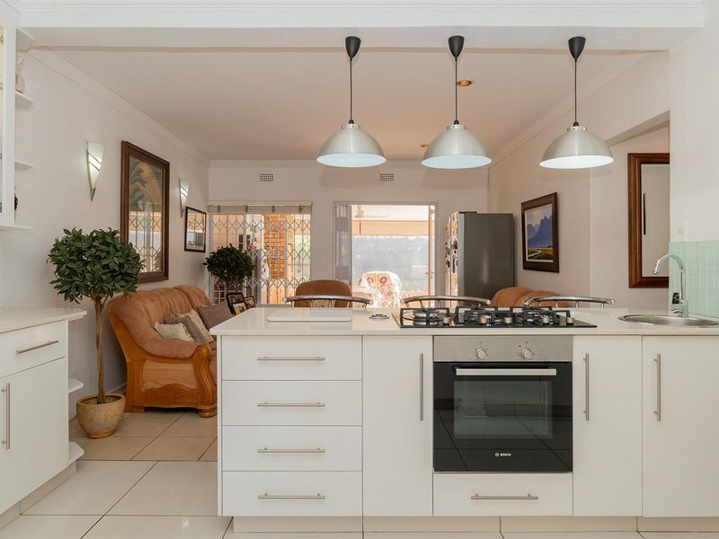 SUPERB SPACIOUS 3 BEDROOM SIMPLEX - Photo 4