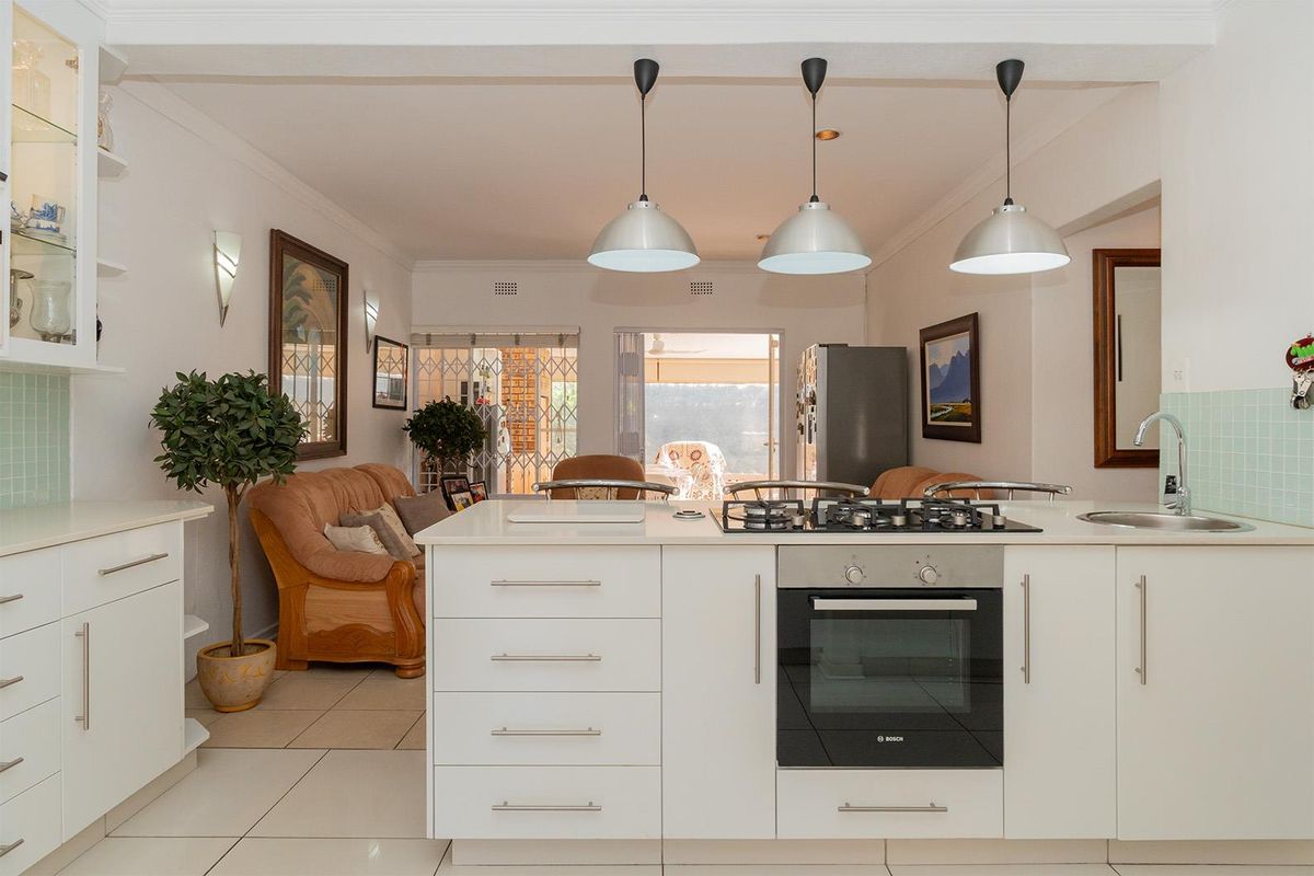 SUPERB SPACIOUS 3 BEDROOM SIMPLEX - Photo 4