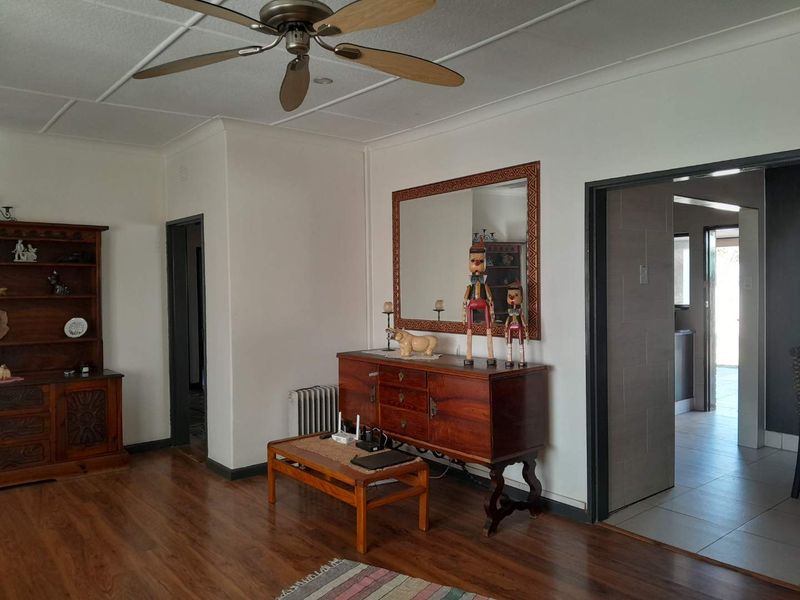 Charming 3 Bedroom entertainment home for sale South Crest. - Photo 2