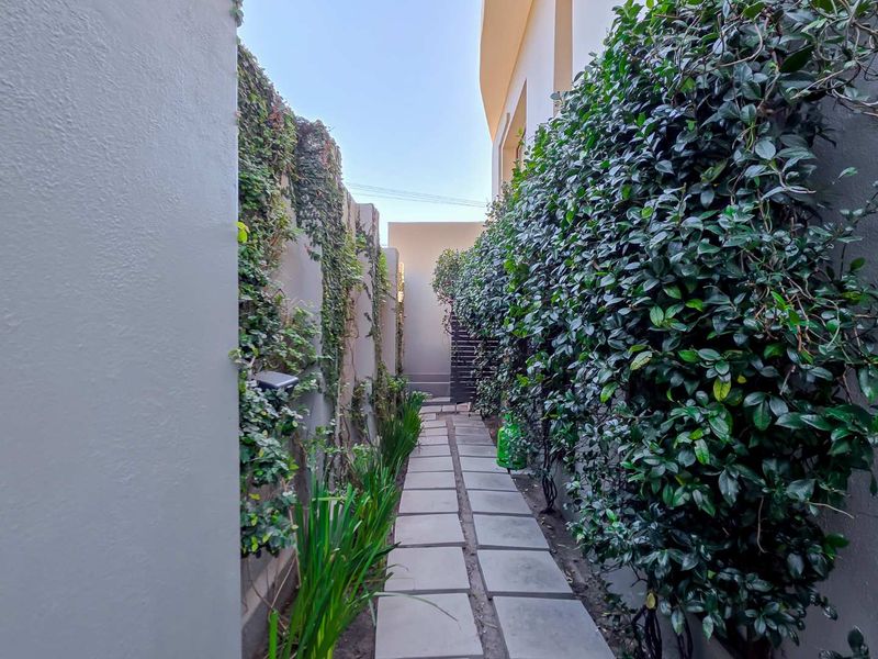 STYLISH LOCK-UP AND GO IN THE HEART OF FRESNAYE - Photo 2