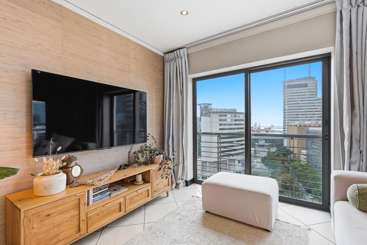 Furnished Spacious 1 Bed with Balcony & Views Available 3 May - Photo 3