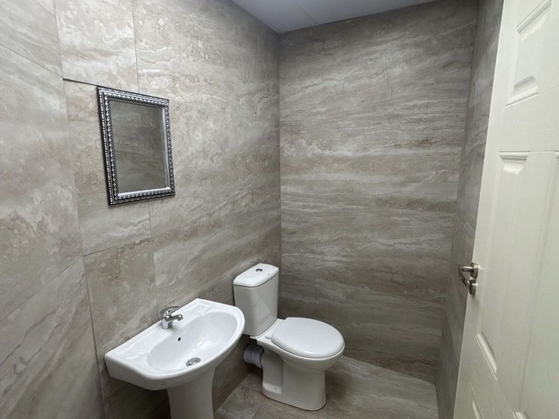 80 sqm Commercial Shop to Rent in Hilton Central - Photo 10