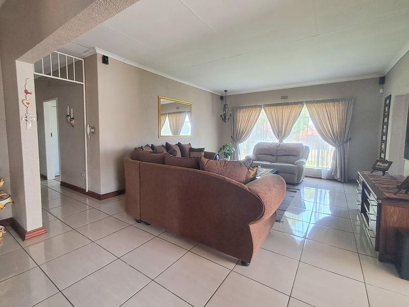 4 Bedroom House for Sale with Flatlet in Randhart - Photo 4