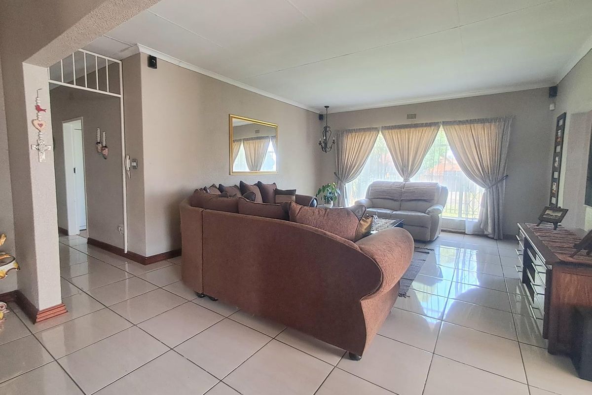 4 Bedroom House for Sale with Flatlet in Randhart - Photo 4