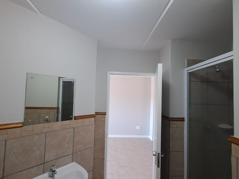 Sunny Spacious two bedroom first floor apartment - Photo 10