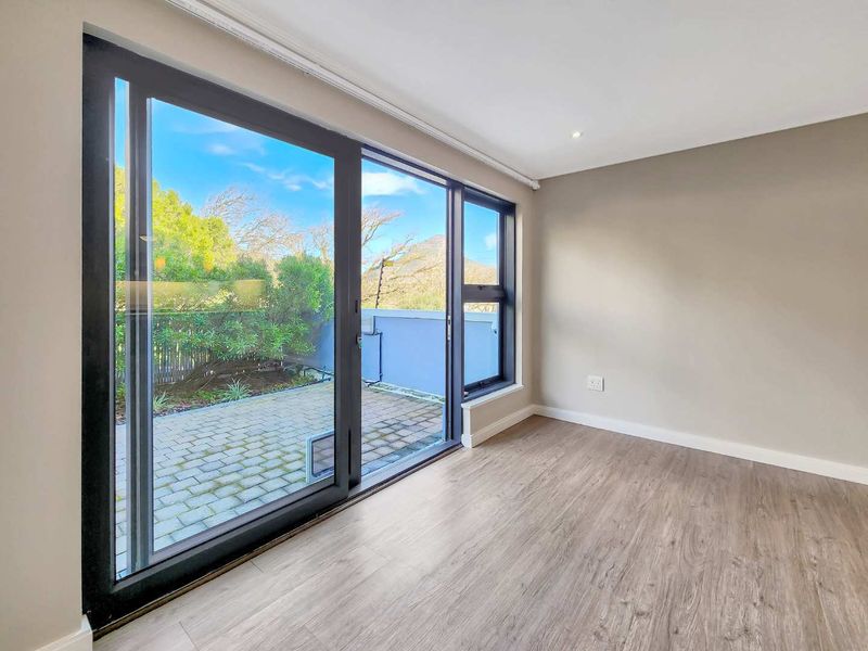 A Rare Find - Two Bedroom Garden Apartment with Mountain Views - Photo 3