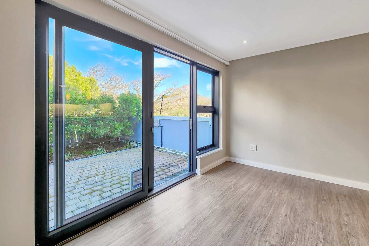 A Rare Find - Two Bedroom Garden Apartment with Mountain Views - Photo 3