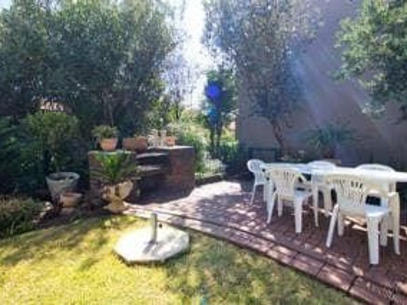 Spacious Duplex Living with Garden, Pool & Unique Lift Feature – Pet Friendly! - Photo 10