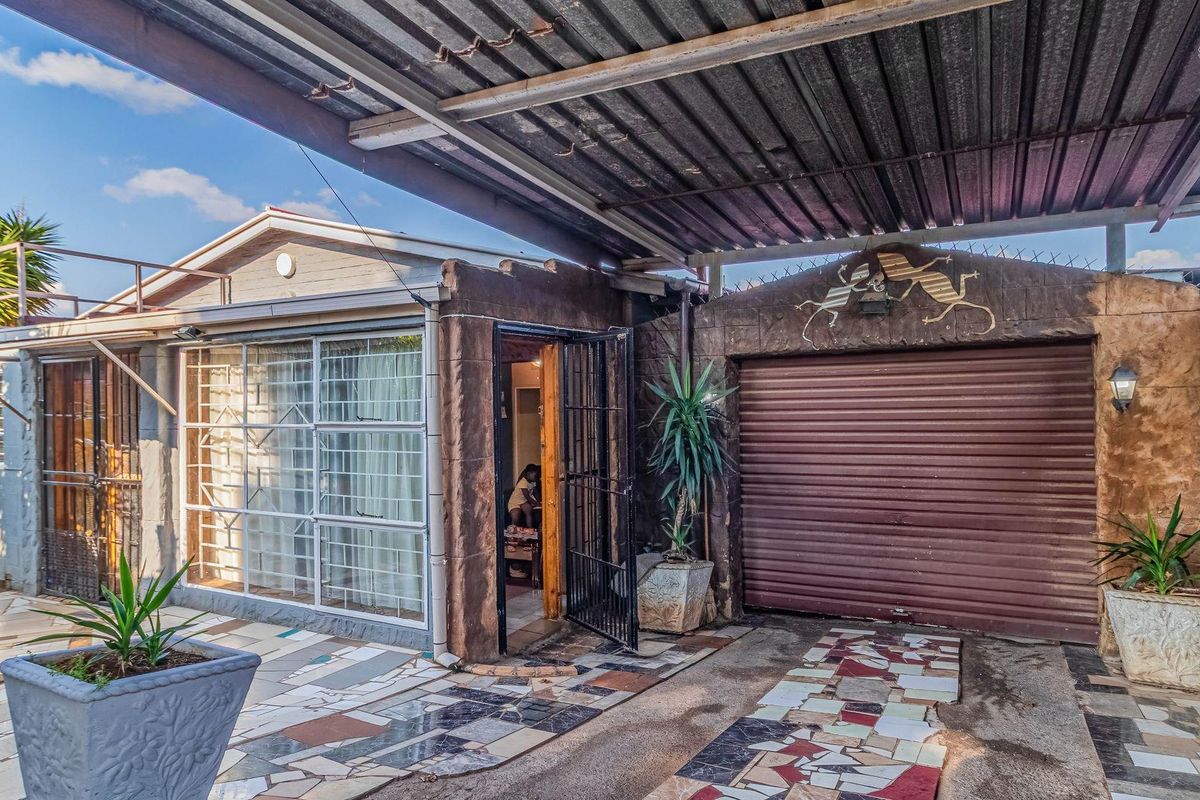 “Secure Corner Living with Space for the Whole Family!”3-Bedroom Home + 2-Bedroom Flatlet | Pool, Entertainment & Parking for 4 Cars - Photo 4