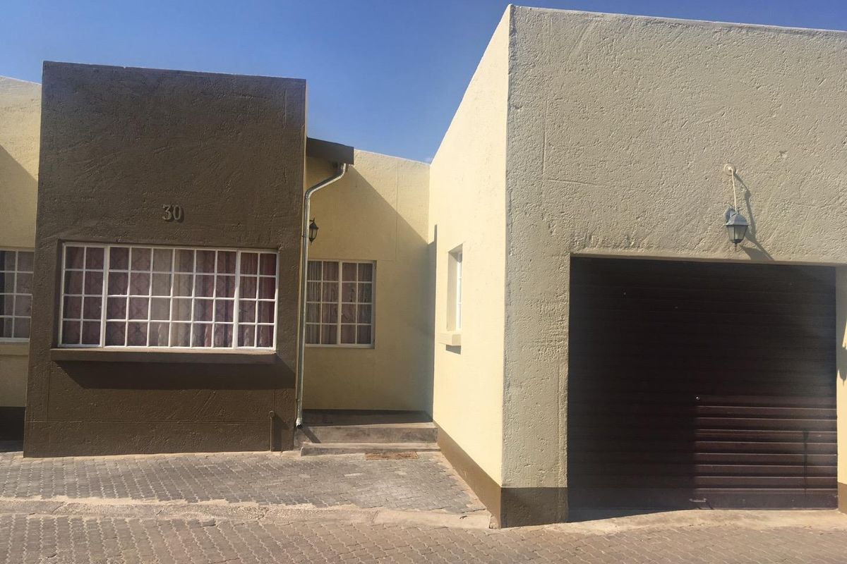 ONE-LEVEL 2 BEDROOM TOWNHOUSE FOR SALE IN DORADO PARK/ACACIA!! CC Registered - Photo 2