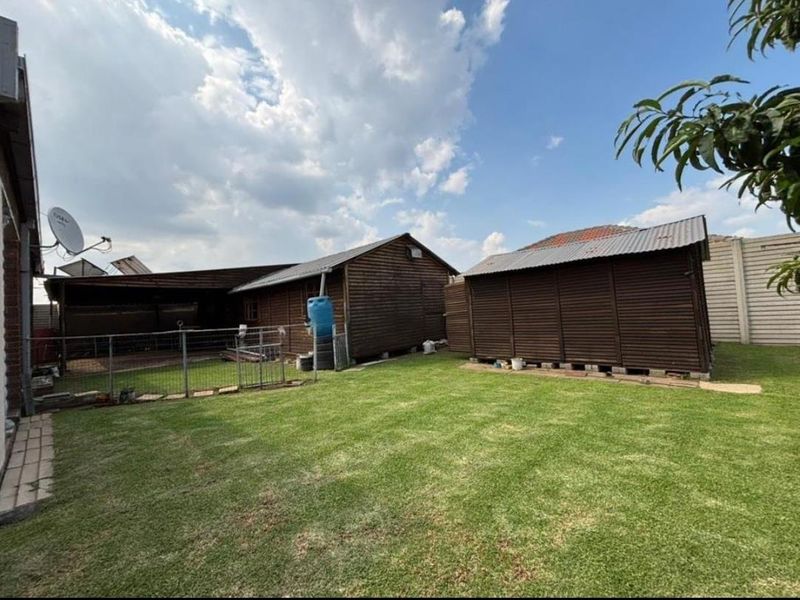 4 Bedroom House For Sale in Vanderbijlpark CE3 - Photo 8
