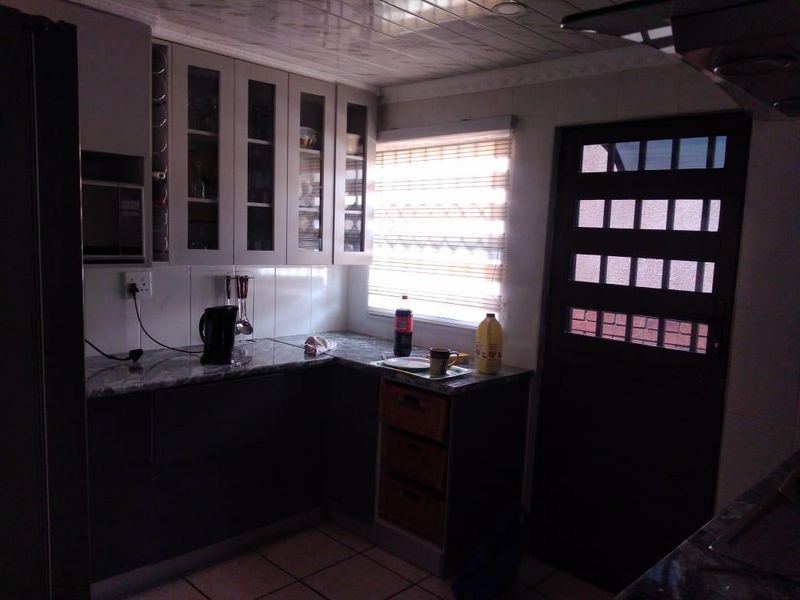 Family Home Vosloorus - R 920 000 - Photo 6