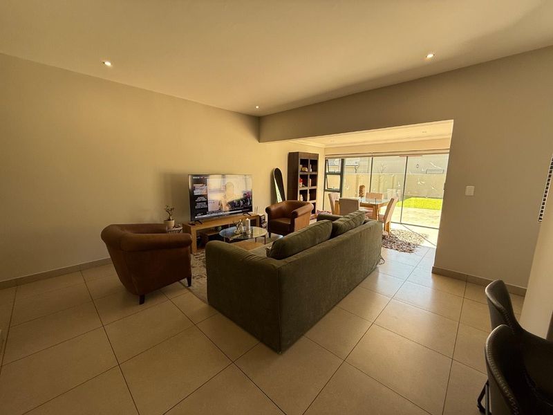 Stylish 3-Bedroom, 2-Bath Home Featuring Double Garage and Tranquil Private Garden - Photo 5