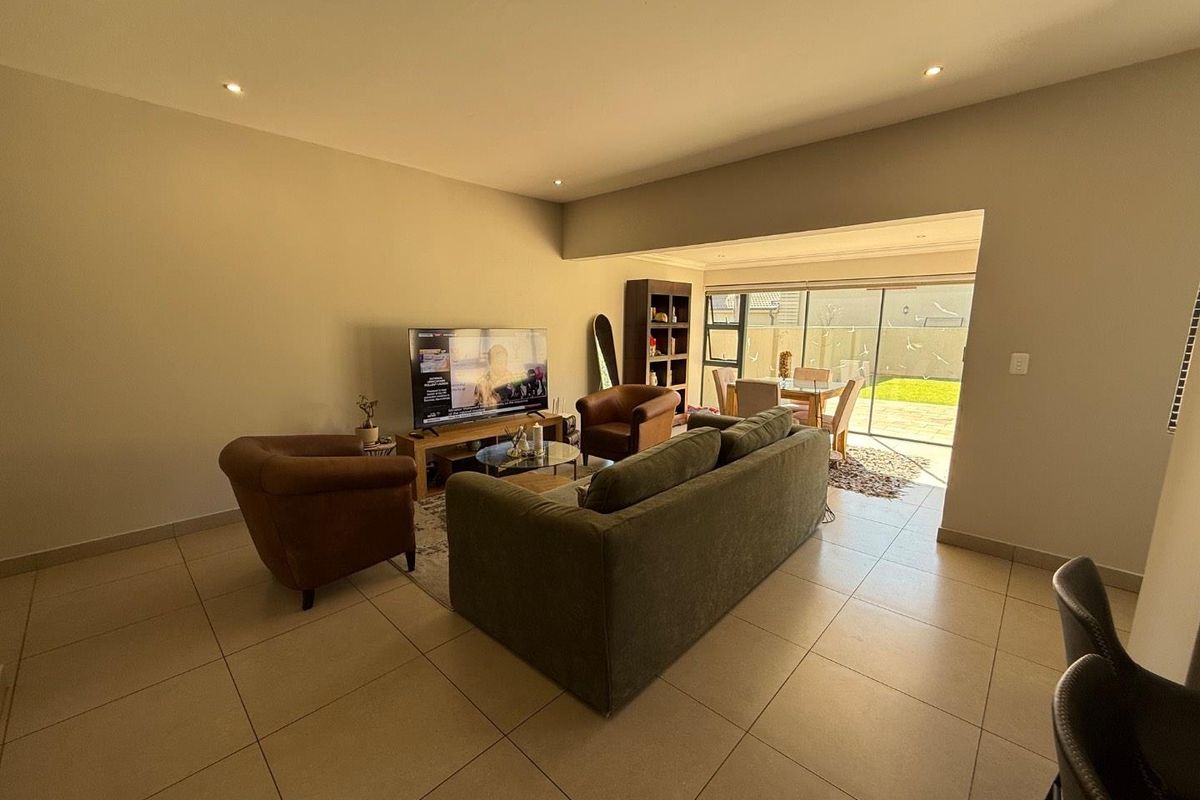 Stylish 3-Bedroom, 2-Bath Home Featuring Double Garage and Tranquil Private Garden - Photo 5