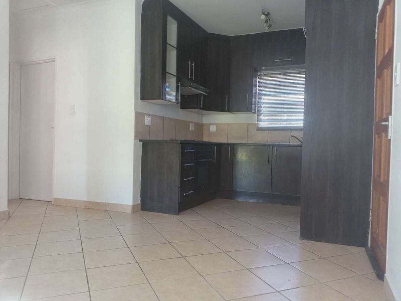 TWO BEDROOM TOWNHOUSE FOR SALE IN DAWN PARK - Photo 6