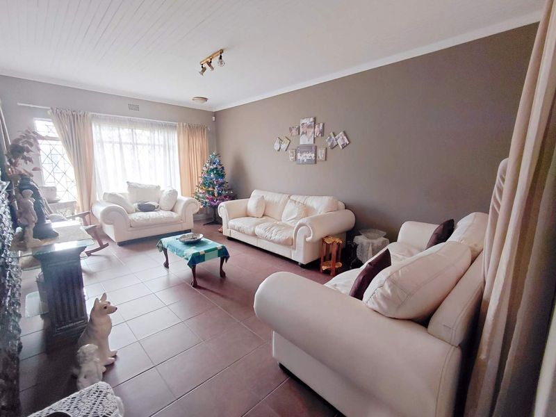 Family Home, Secure Living & Income Potential: - Photo 5