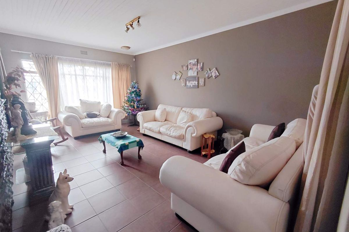 Family Home, Secure Living & Income Potential: - Photo 5