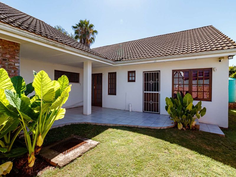 Elegant Family Estate with Pool, Indoor Braai & Off-Grid Living in Kirkwood - Photo 4