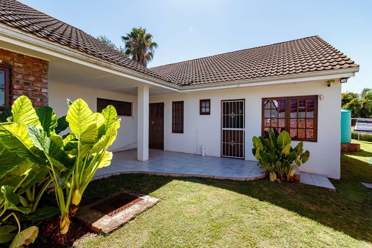 Elegant Family Estate with Pool, Indoor Braai & Off-Grid Living in Kirkwood - Photo 4