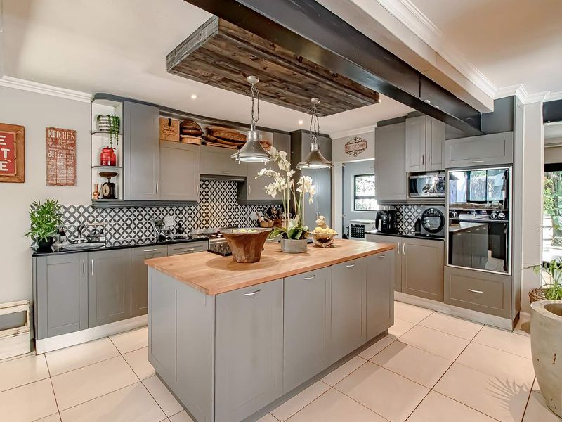 Refined Luxury & Entertainer’s Dream in Prestigious Bryanston East - Photo 4