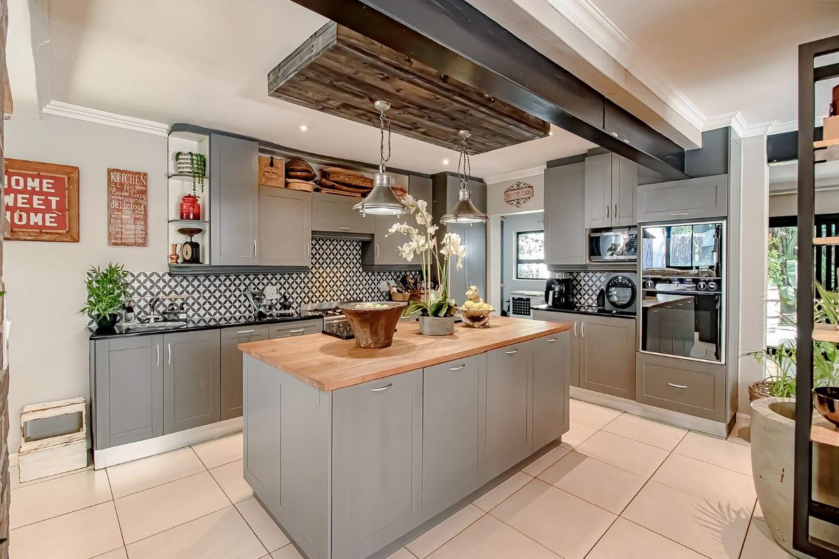 Refined Luxury & Entertainer’s Dream in Prestigious Bryanston East - Photo 4