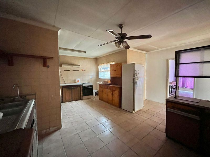 Fixer-Upper Awaits!  Three bedroom house with a potential flat and double garage fit 4 cars - Photo 5