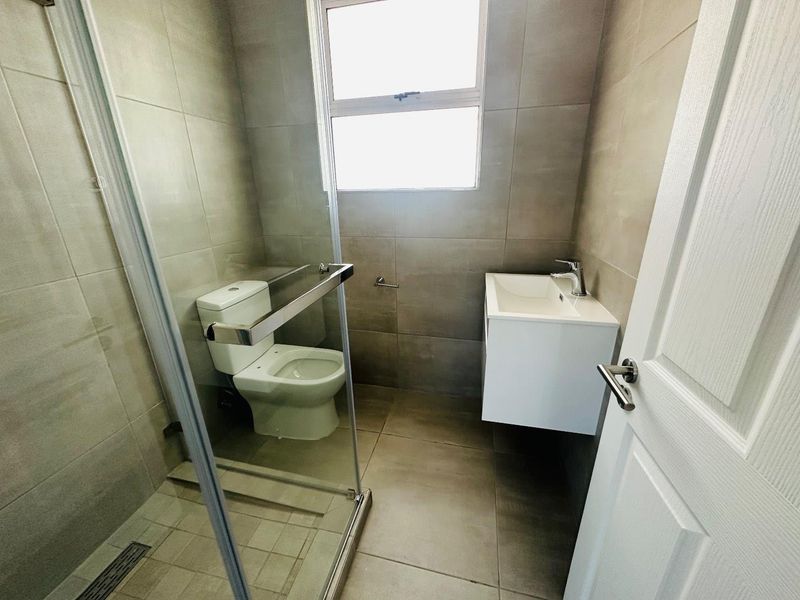 Modern Centrally Located Apartment - Photo 7