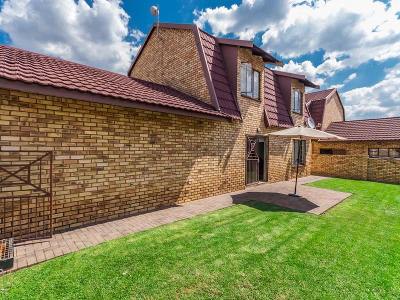 Dream Big - 5-bedroom duplex awaits in a secure complex in Willowbrook - Photo 7