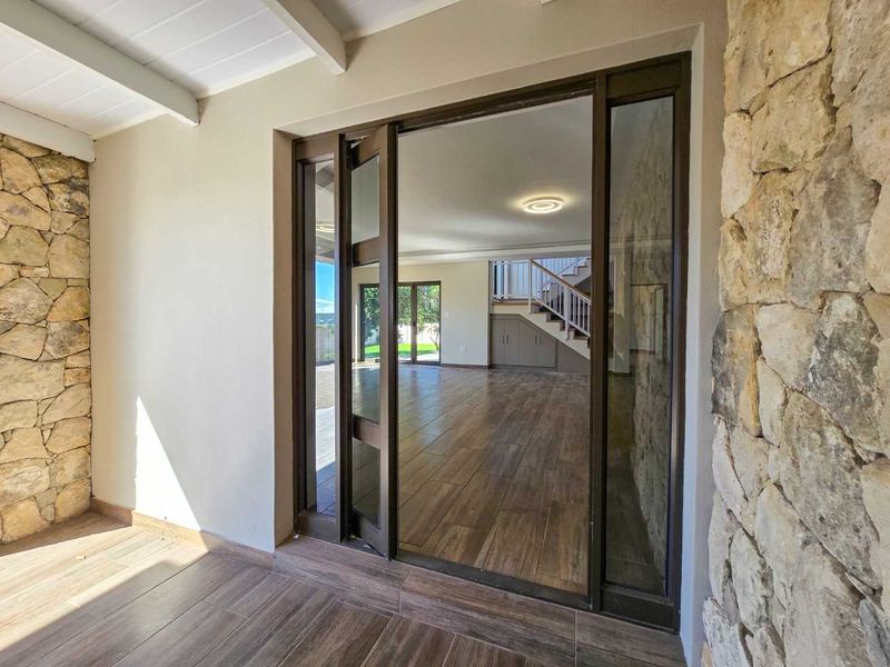 Expansive coastal luxury home for sale in Stilbaai-Wes. - Photo 2