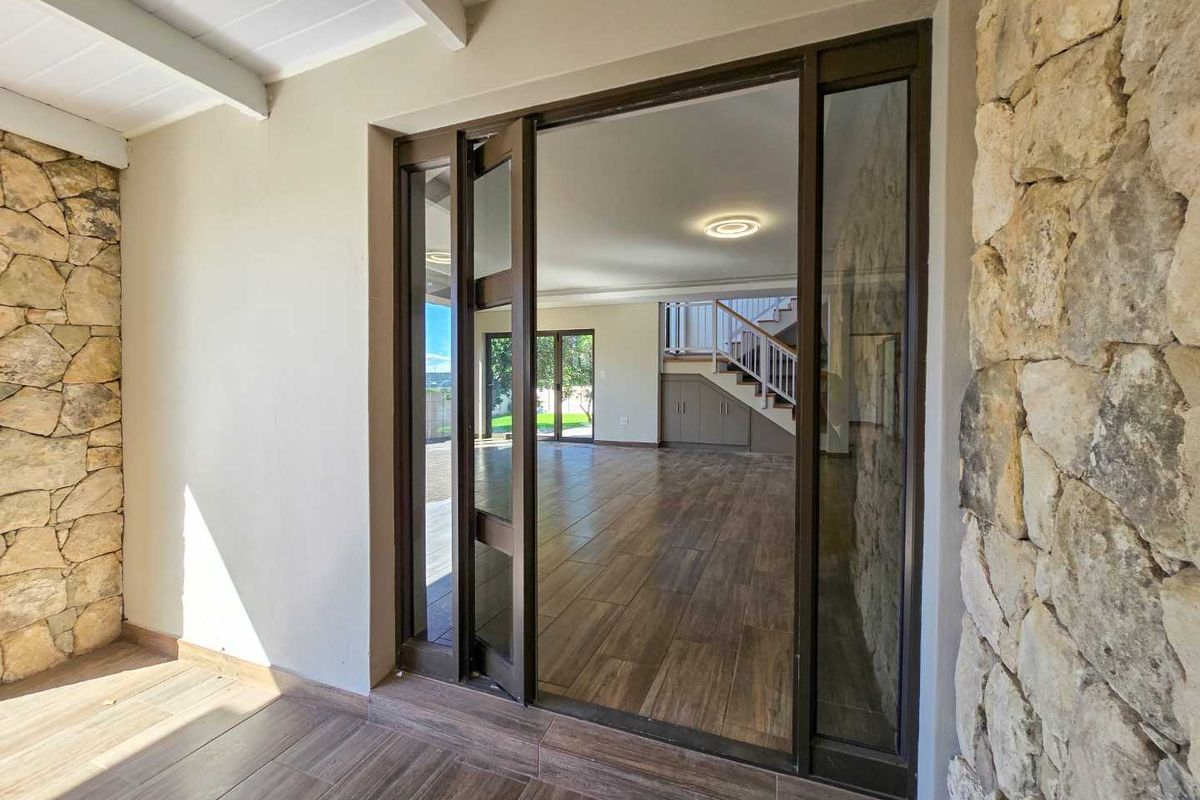 Expansive coastal luxury home for sale in Stilbaai-Wes. - Photo 2