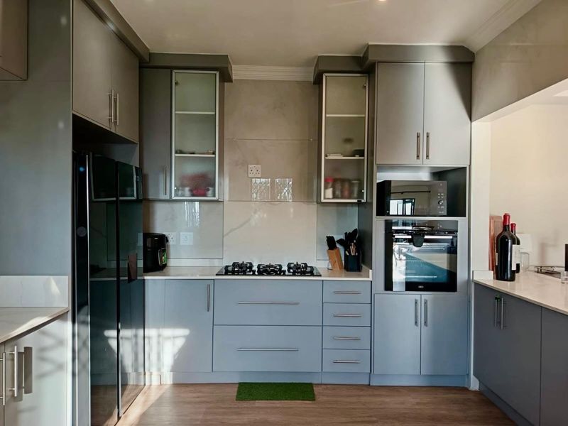 Modern Family Home with Flatlet, Granny Flat &amp; Stunning Views in Brighton Beach - Photo 9