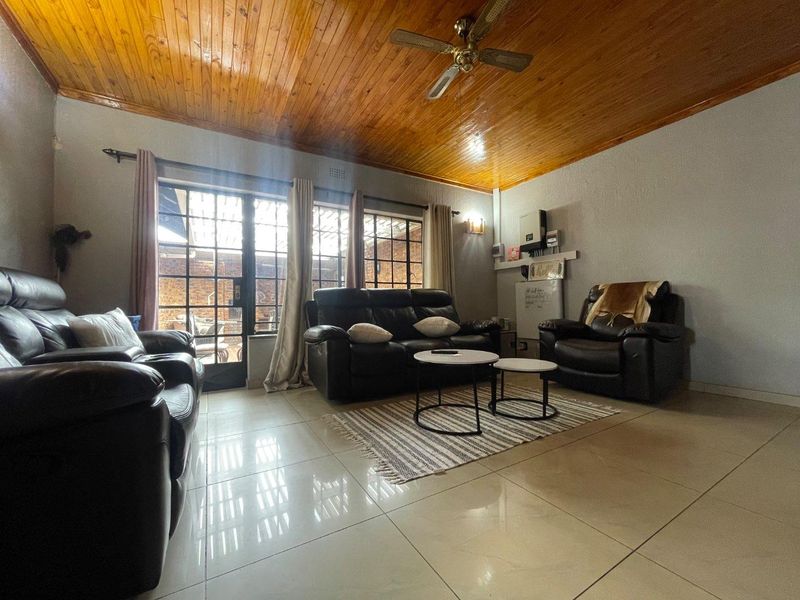 EXCEPTIONAL 5BEDROOM FAMILY HOME WITH 3POTENTIAL INCOME-GENERATING COTTAGES FOR SALE IN SUNWARD PARK - Photo 10