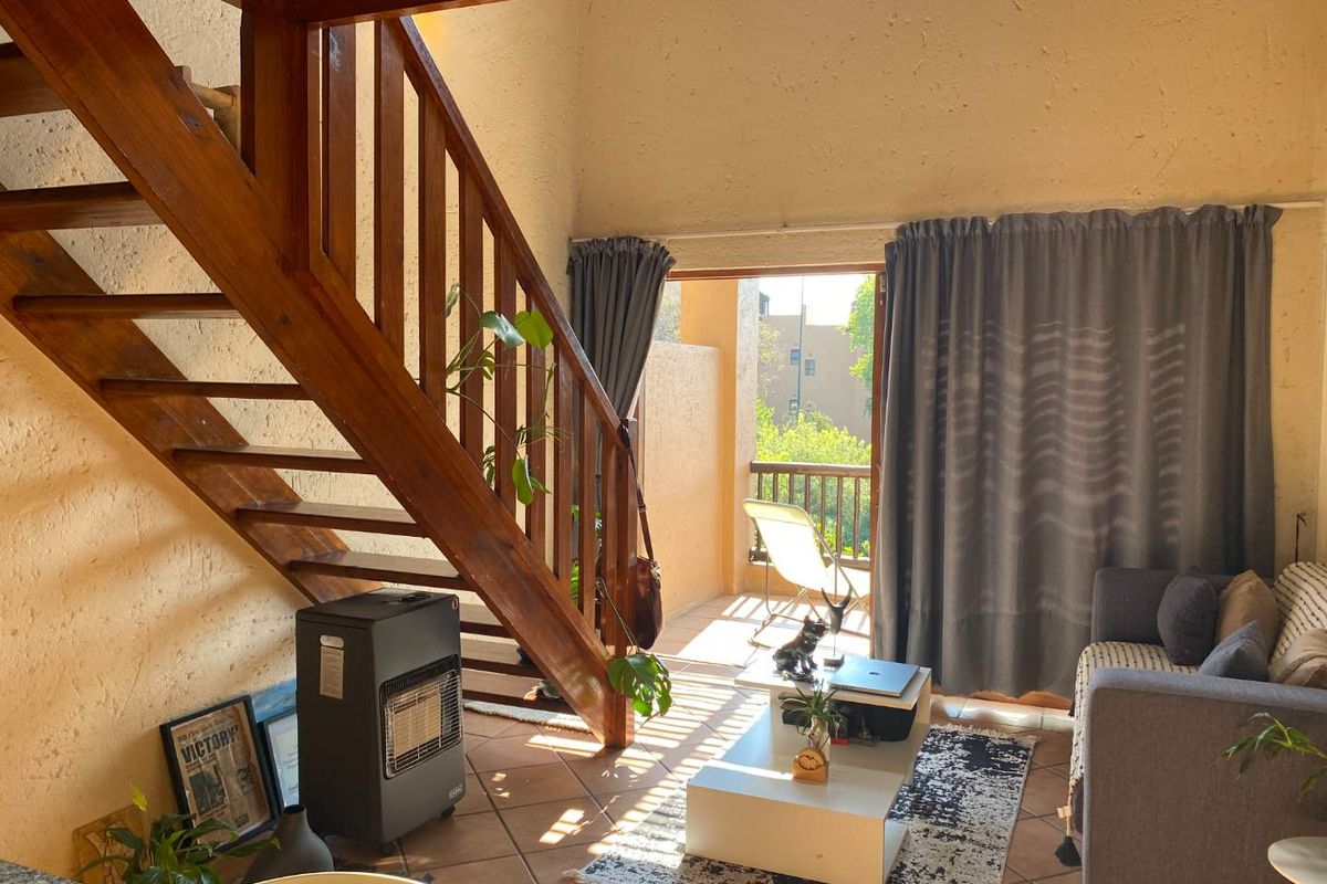 Sunny 1 Bed Apartment with Loft and 2 Balconies - Photo 2