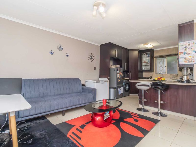 Charming 3-Bedroom Townhouse in Secure Forest View Estate – Northwold - Photo 2