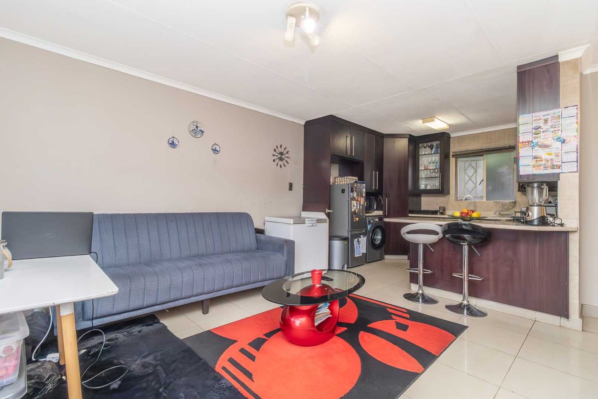 Charming 3-Bedroom Townhouse in Secure Forest View Estate – Northwold - Photo 2