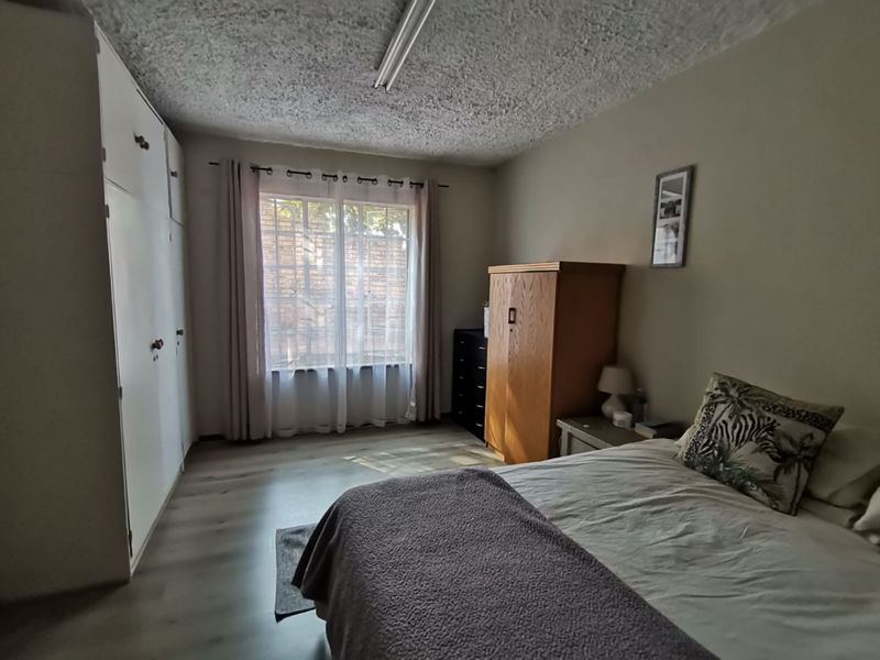 Modern 6 Bedroom Thatch Roof House for sale in Waverley - Photo 7