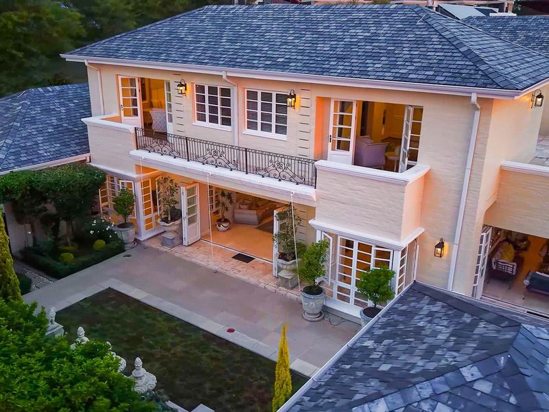 Distinguished Country Manor House - Photo 2