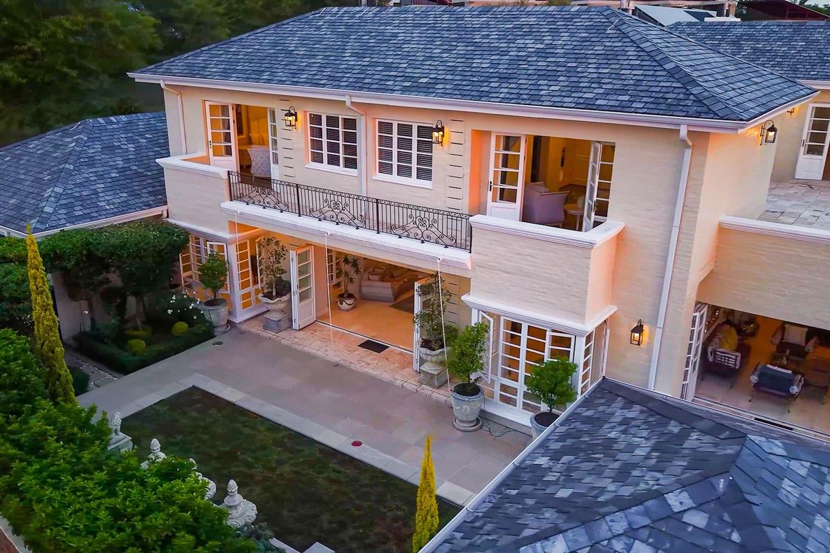 Distinguished Country Manor House - Photo 2