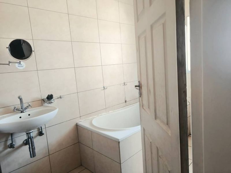 4 Bedroom House For Sale in Windhoek North - Photo 9