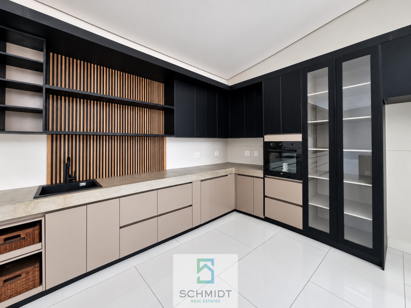 Exceptional Luxury Living in Suiderhof | Home with 2 Flatlets For Sale - Photo 9