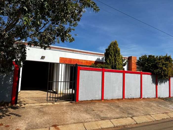 Property #2515055, House Pending Sale in Protea Glen