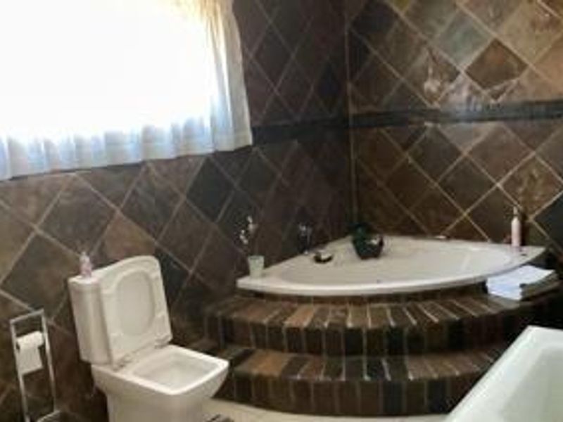 Stunning family home with modern features! - Photo 9