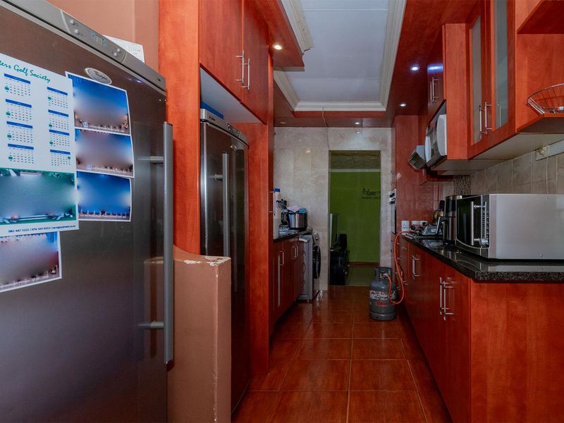 Spacious 3 Bedroom Family Home with Flatlet on a 1000sqm Stand - Photo 10