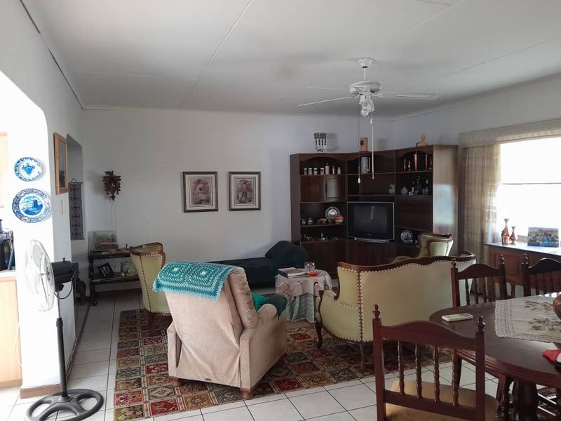 FOR SALE- SPACIOUS 3 BEDROOM HOUSE IN OUTJO, NAMIBIA - Photo 6